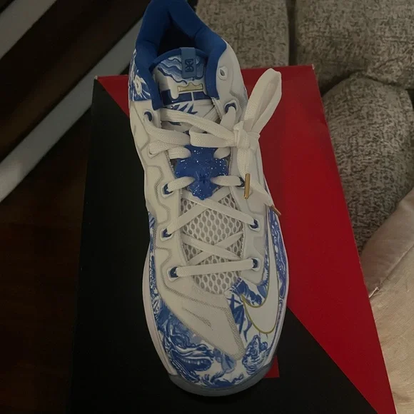 Nike LeBron XI Low Black and Pink Box - Picture 7 of 8